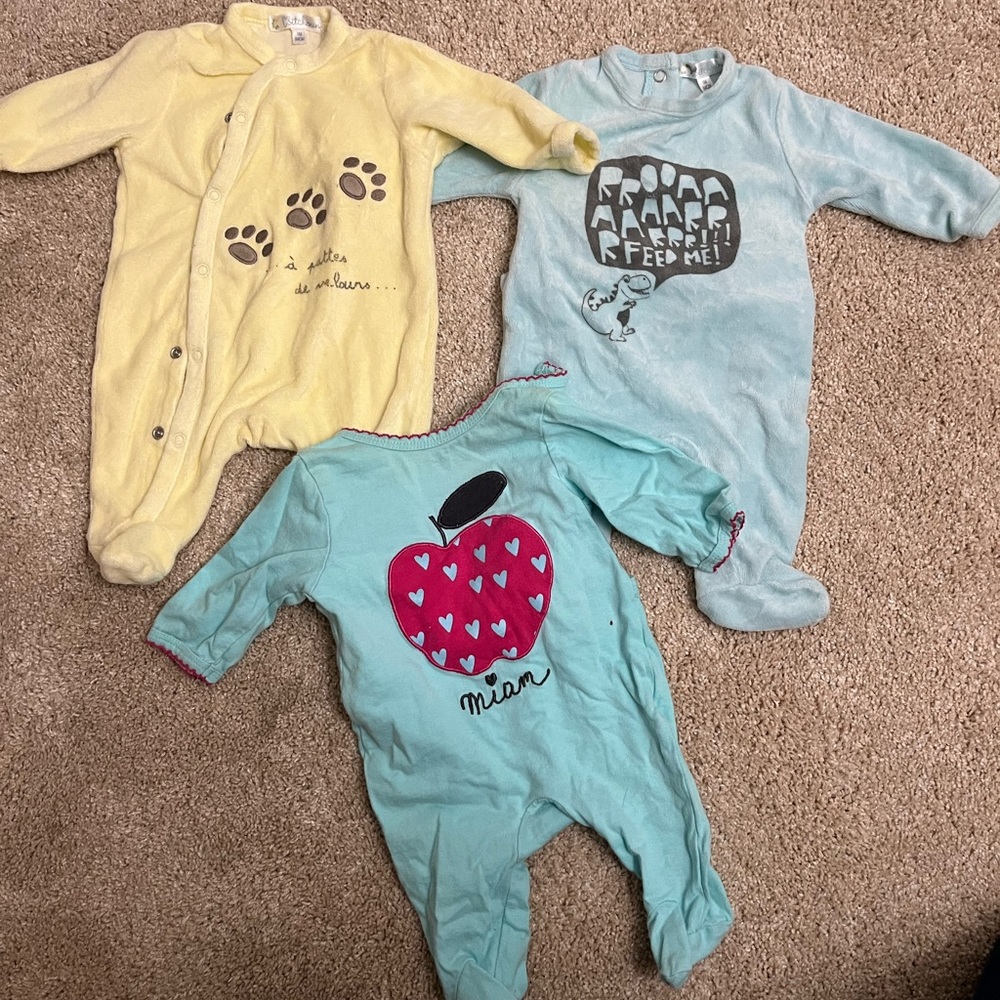Bundle of 1 month bodysuits